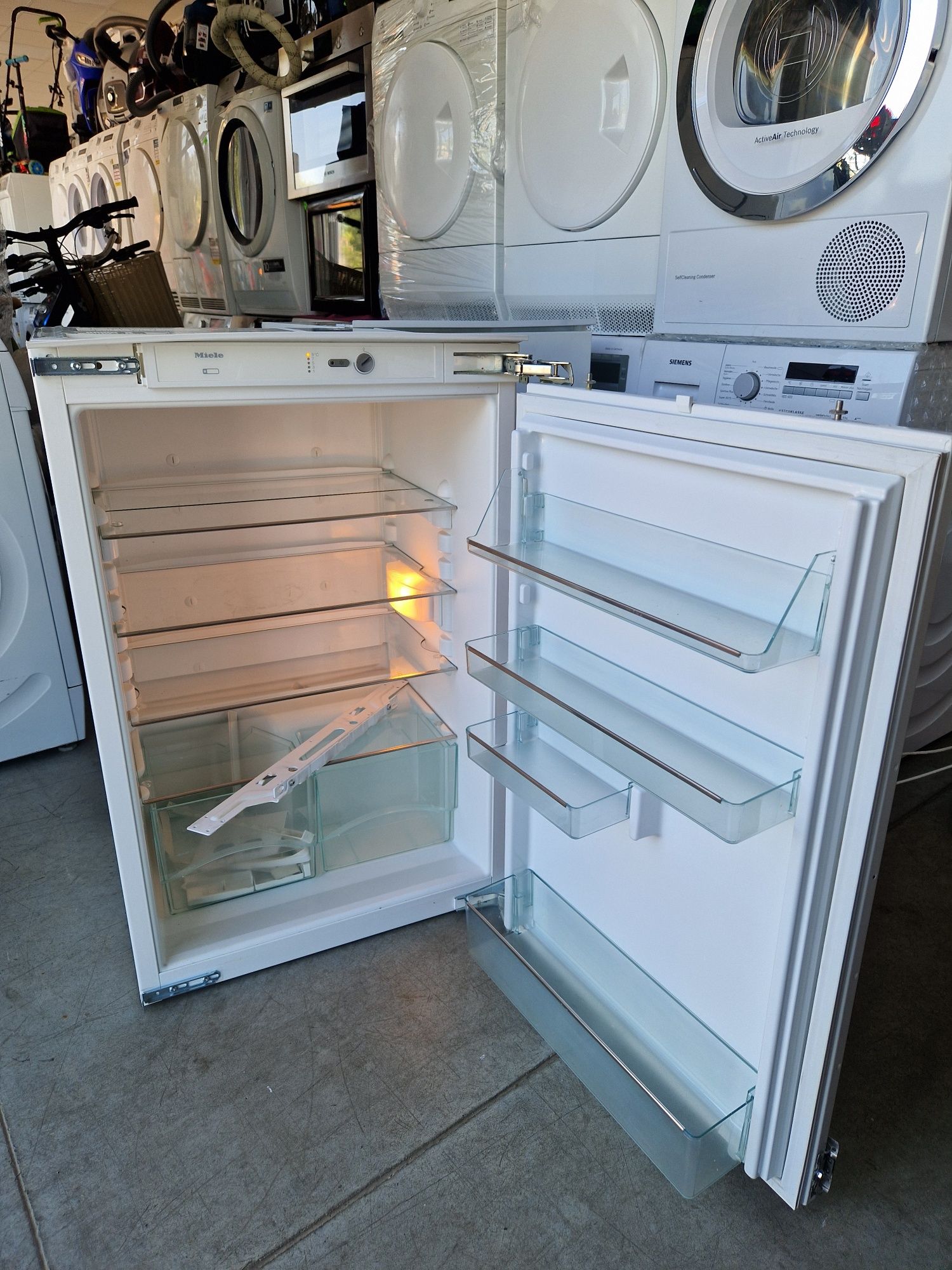 Хладилник за вграждане MIELE