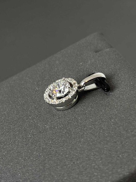 Кулон с бриллиантом 1 карат