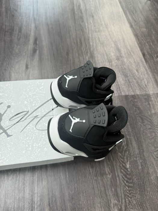 *LIVRARE GRATUITĂ* Air Jordan 4 White Thunder Editie Limitata
