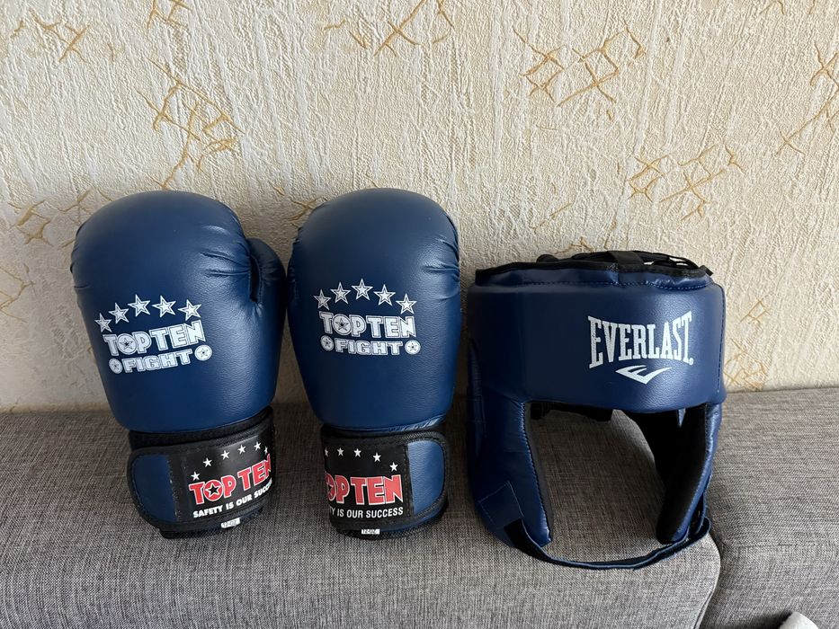 Боксреские перчатки и шлем
