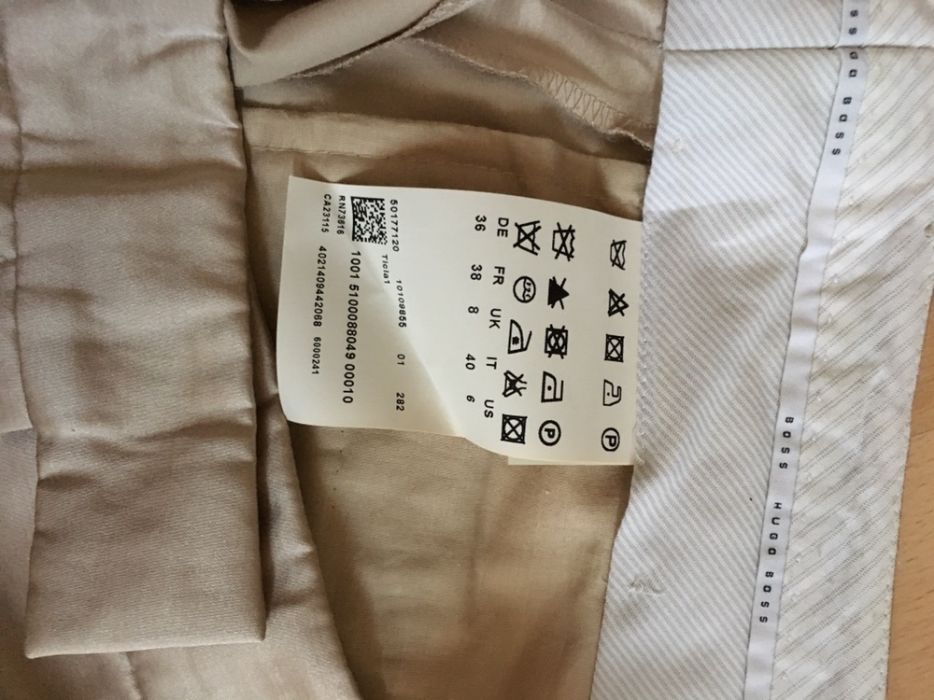 Vand pantaloni scurti Hugo Boss, crem/auriu, marimea 40