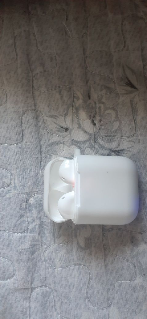 Продам Airpods новые и чистые