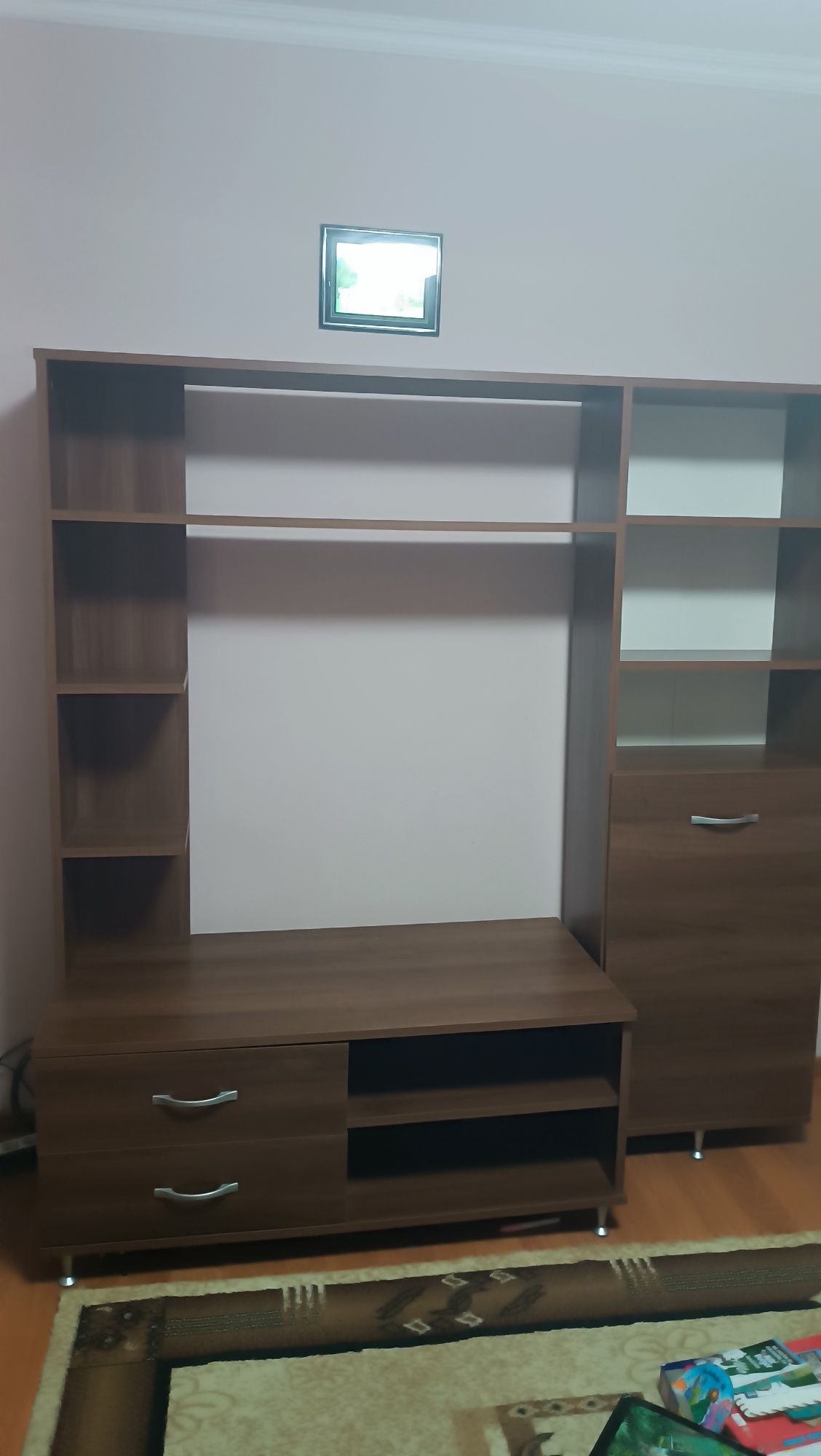 Vând comoda tv utilizată