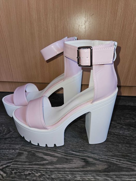 Розови сандали на висок ток