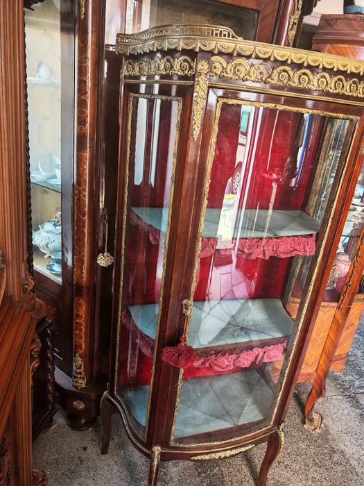 Антикварна витринка с осветление