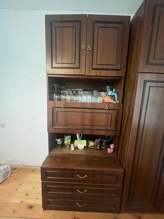 Продава шкаф-бюфет