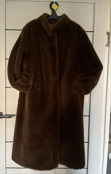 Почти новую искусственную шубку