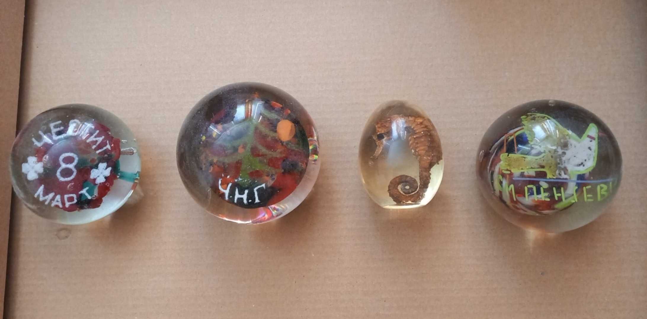Продавам стари преспапиета.