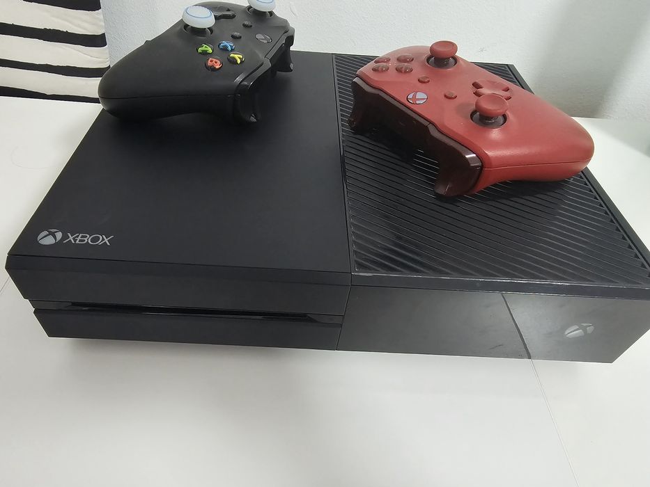Xbox one 1tb ,2 controllere , kinect , jocuri. Pachet