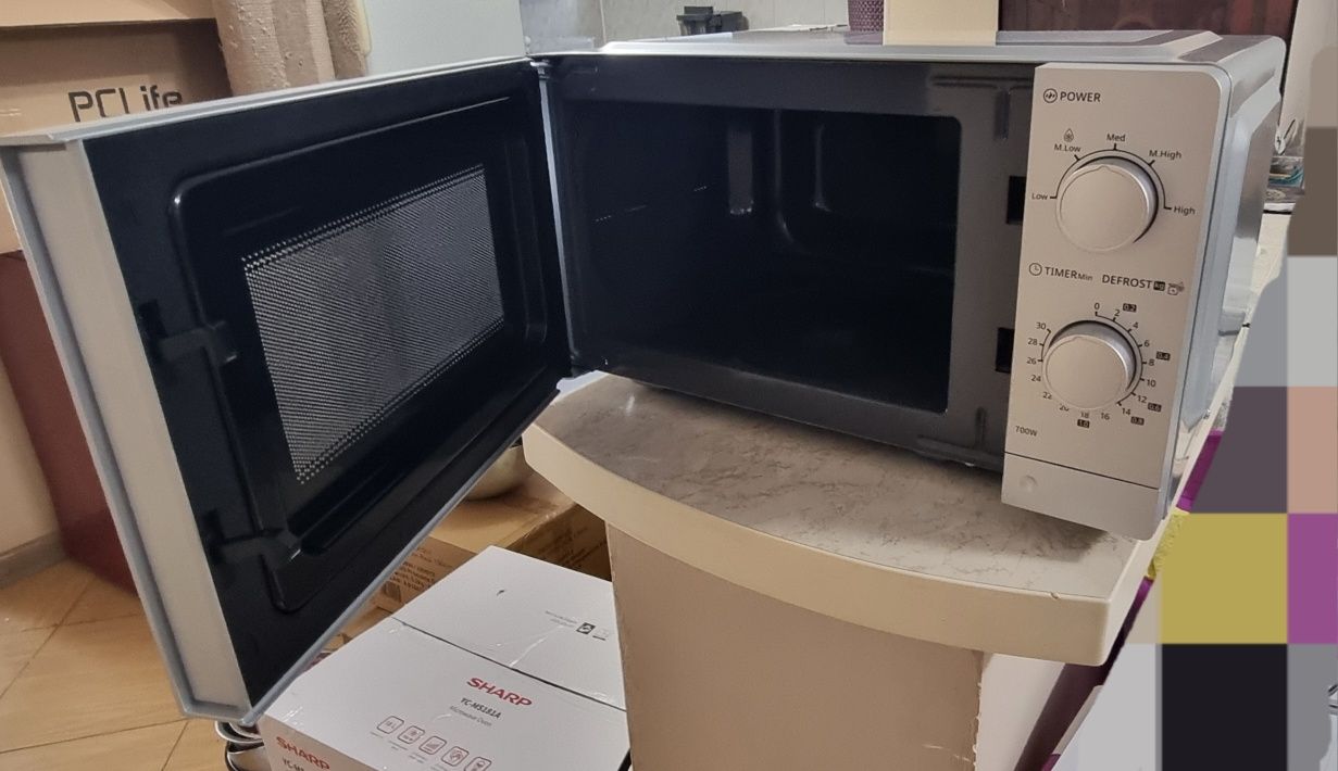 Микровълнова Sharp 18L 700w за части