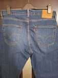 Blugi Levis noi.