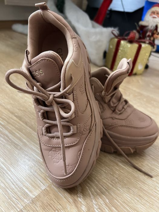 Маратонки guess,размер 37.Носени много малко.
