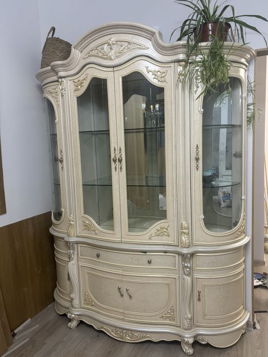 Продам шкаф-сервант