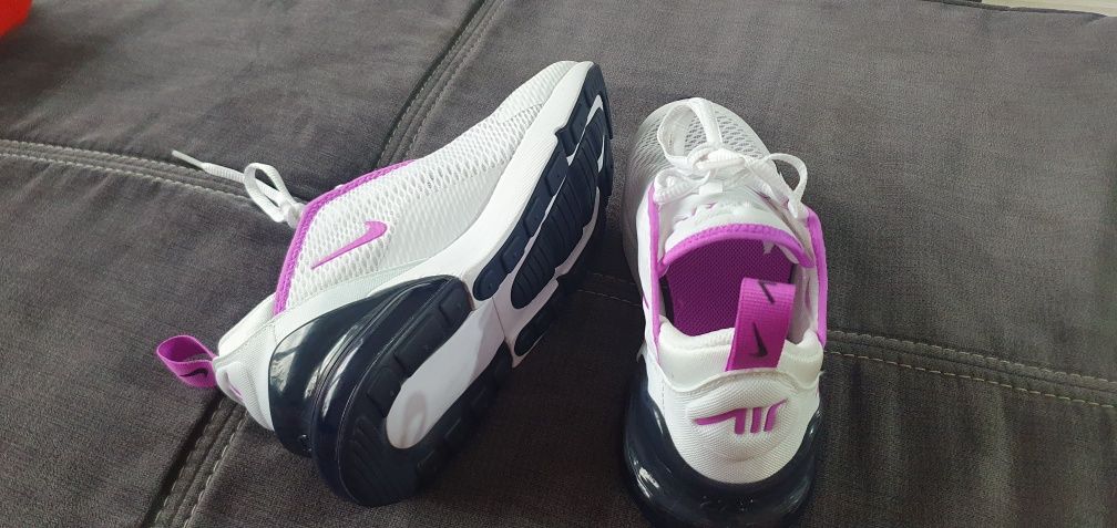 NIKE Air Max 270