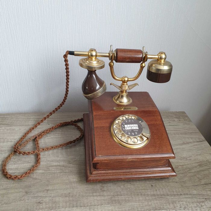 Стар дървен телефон марка "Лион"
