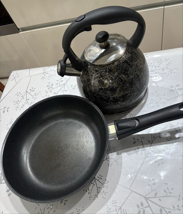 Чайник со свистком и сковорода