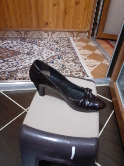 Pantofi maro din piele.