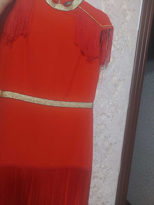 Продаётся платье красного цвета