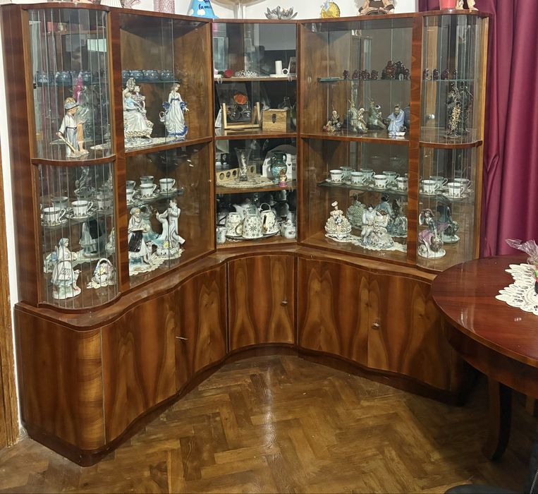 Vitrina din furnir de nuc