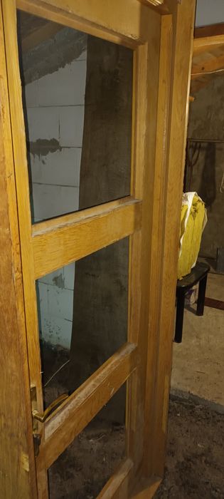 Ușa de stejar  folosita.  Ușa necesita ochiurile de sticla și ticlaize