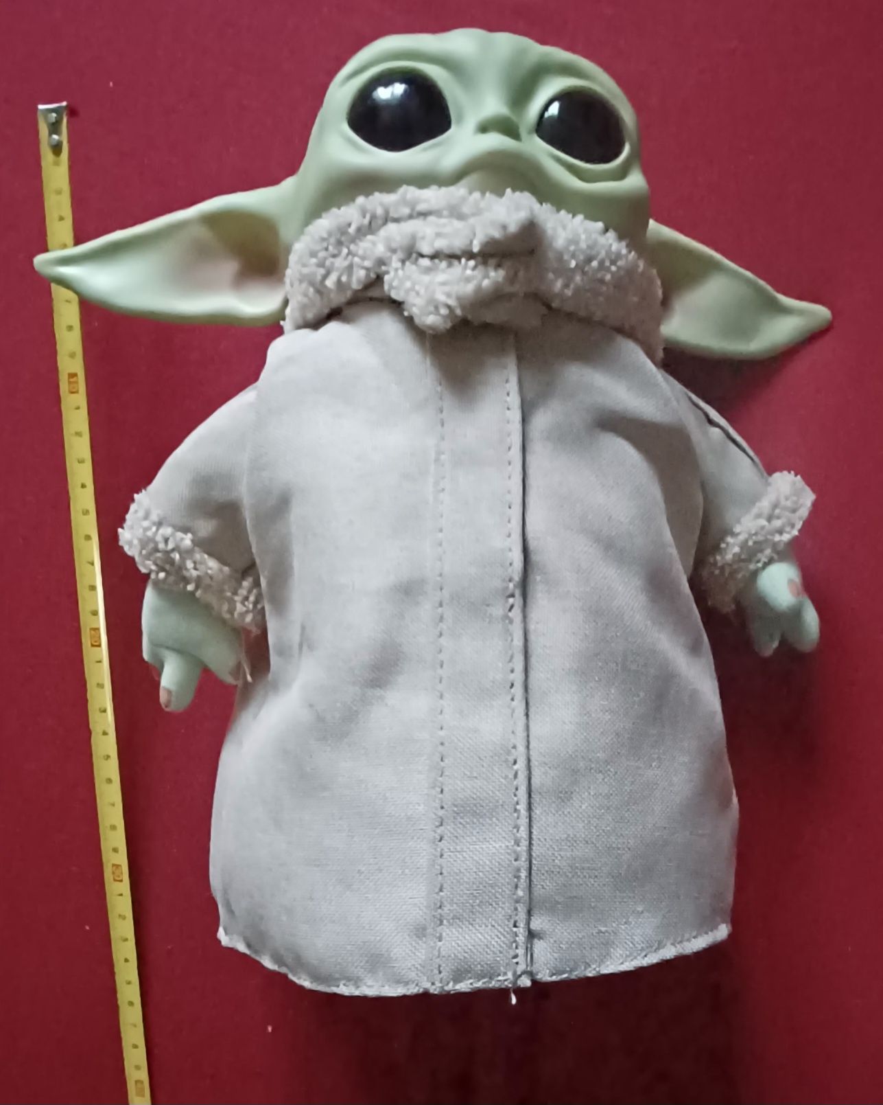 Păpușă Grogu/baby Yoda, cu costum Mandalorian