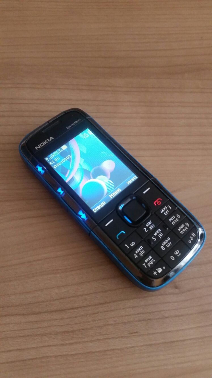 Nokia 5130 с зарядно