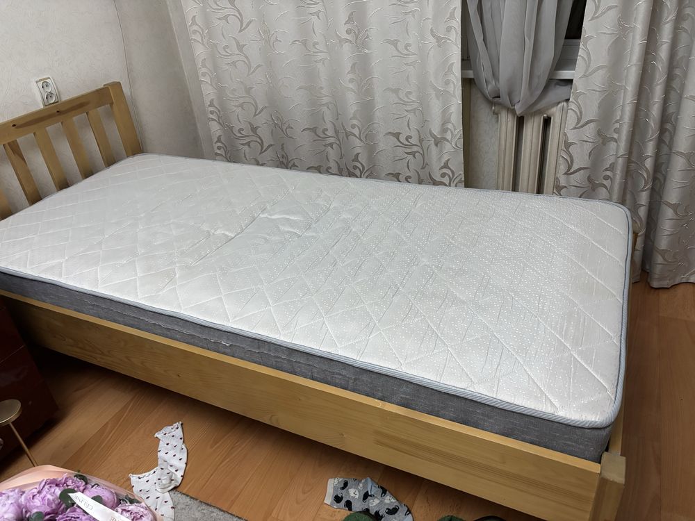 Продам кровать с матрасом