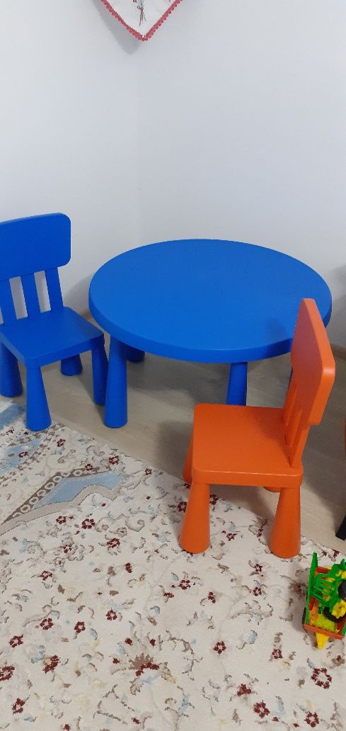 Продам детски стол с   двумя  стульями 35000тг 
8775-