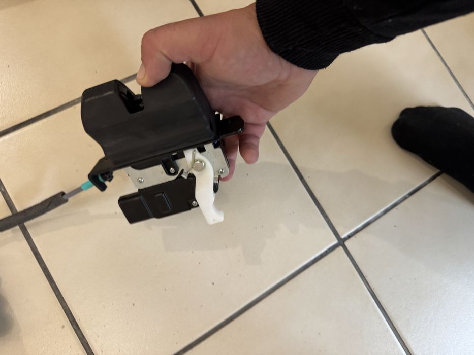 Ключалка  за багажник kia stinger