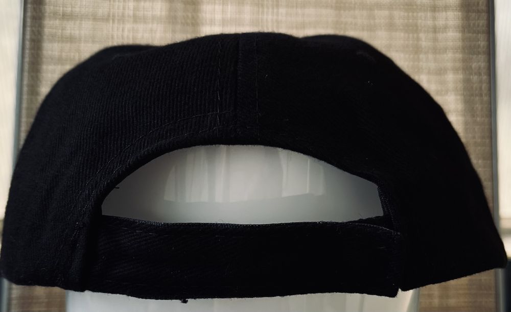 Модерна черна шапка бейзболка