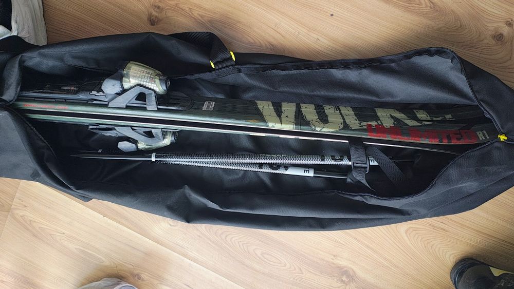 Skiuri Volkl Unlimited R1 cu clăpari Salomon, bețe, cască