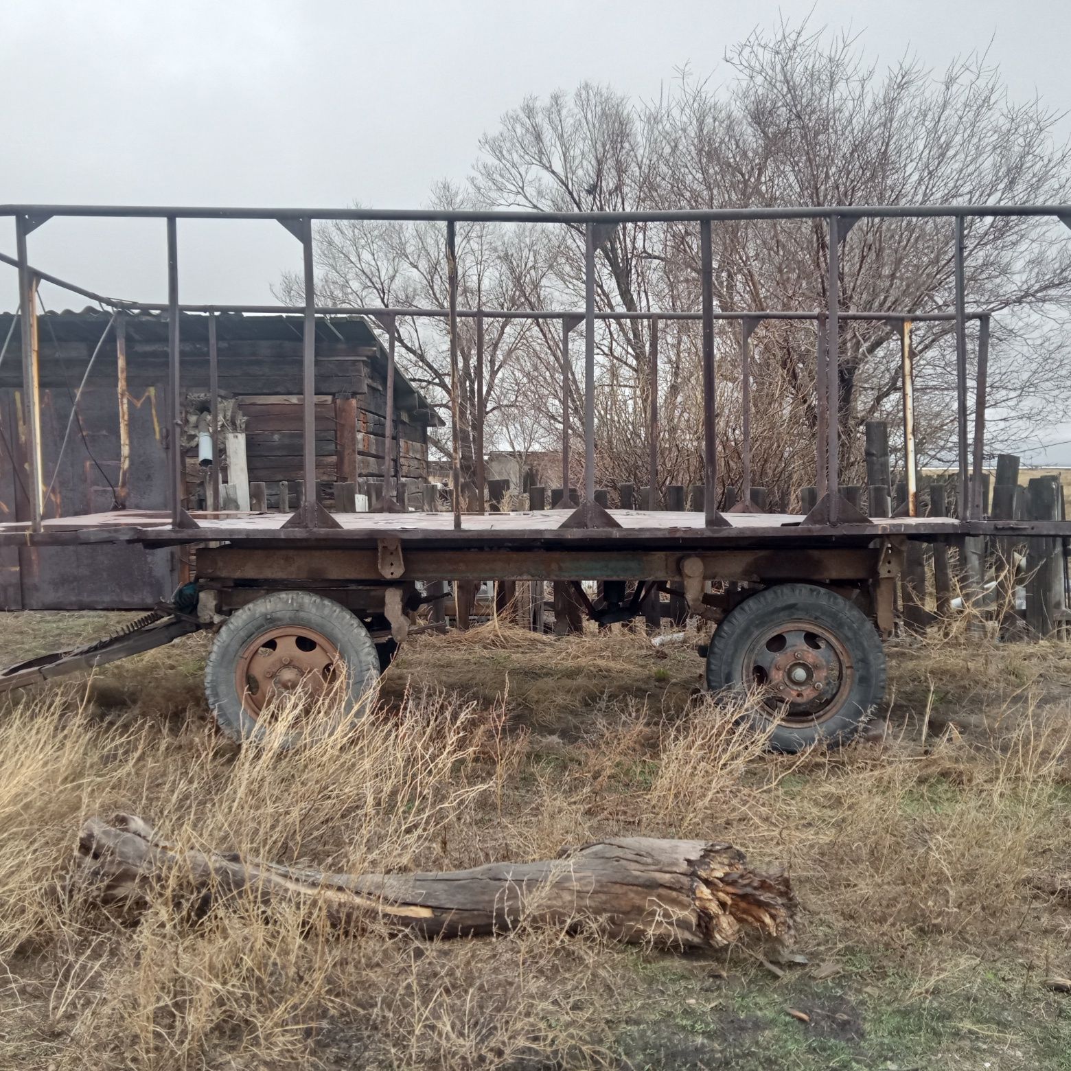 Два прицепа сеновоз и ПТС -4