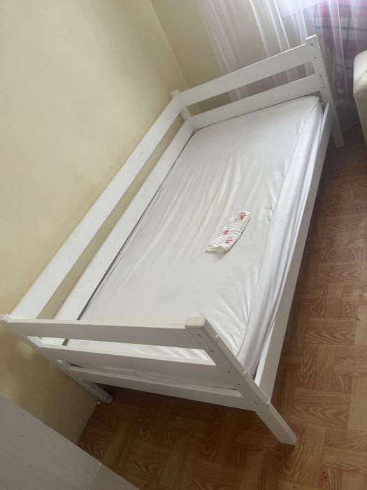 Продам детский кровать  белого цвета деревянный , в хорошим состояни .