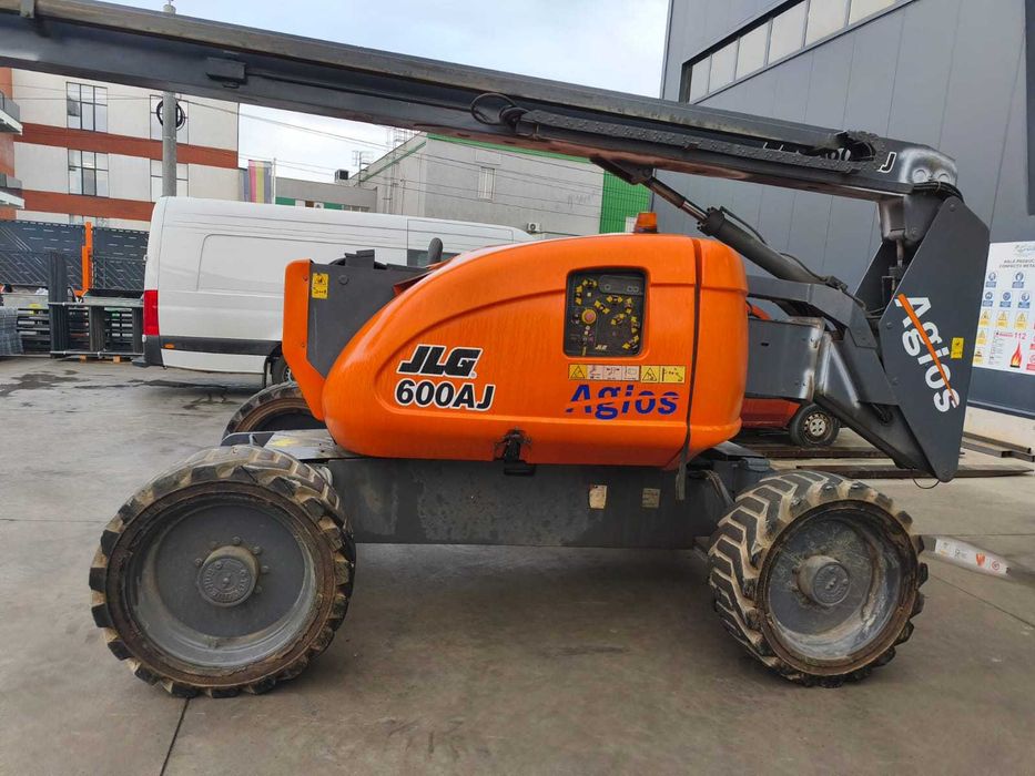 Nacela cu brat articulat JLG 600AJ, an 2009