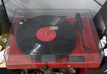 Виниловый проигрыватель Pro-Ject JUKEBOX E1 RED OM5E