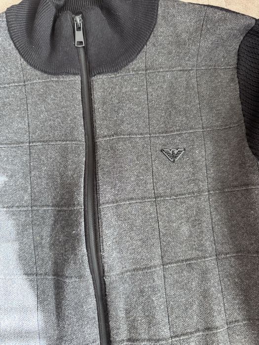 Продается свитер на замке