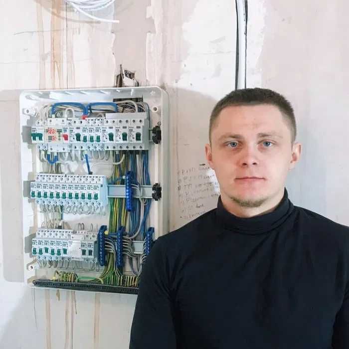 Электрик: замена проводки, подключение плиты и установка люстры