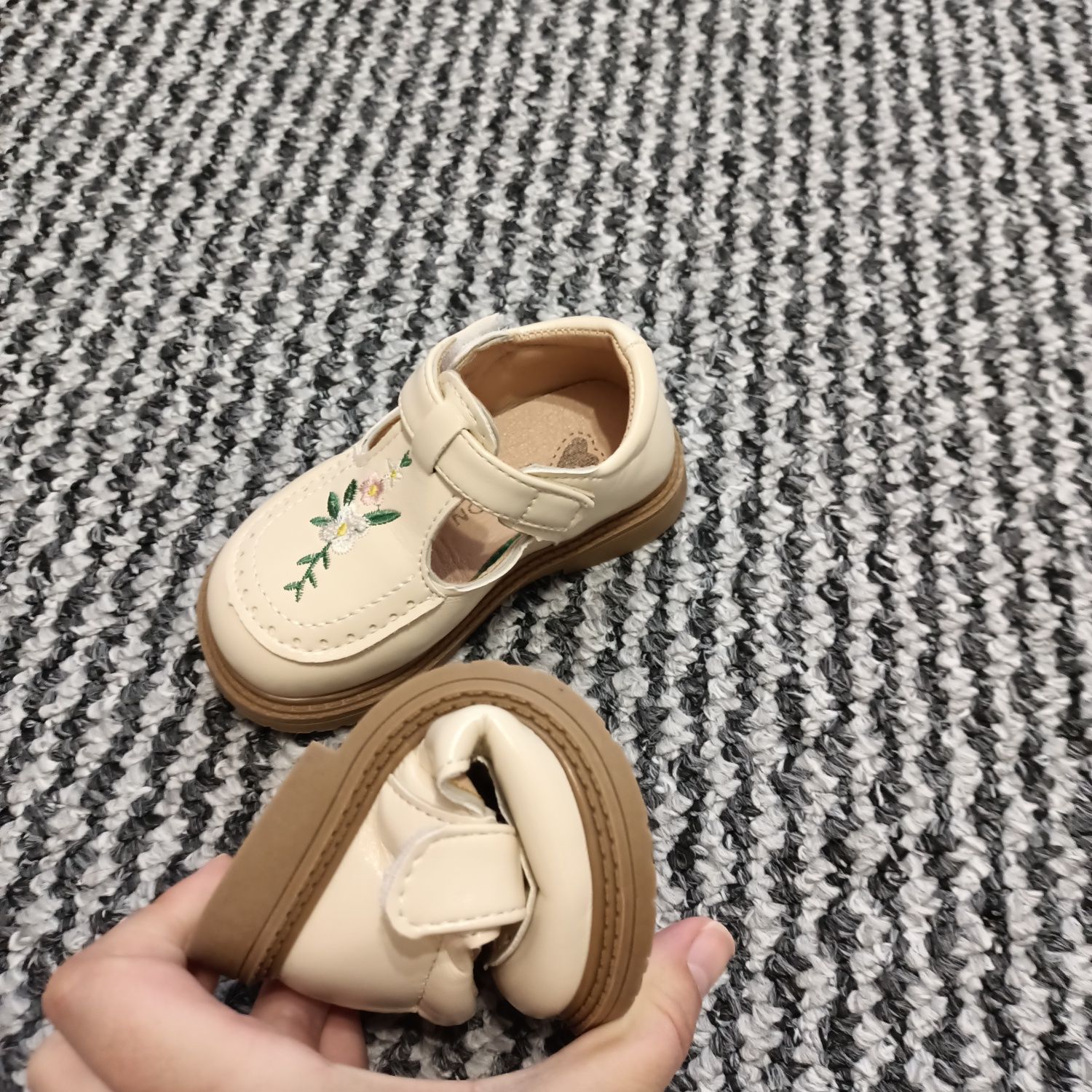 Vând papuci noi copii mărimea 21