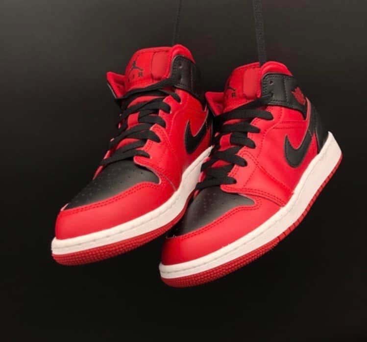 NIKE AIR JORDAN 1 MID маратонки емблематичните цветове CHICAGO BULLS