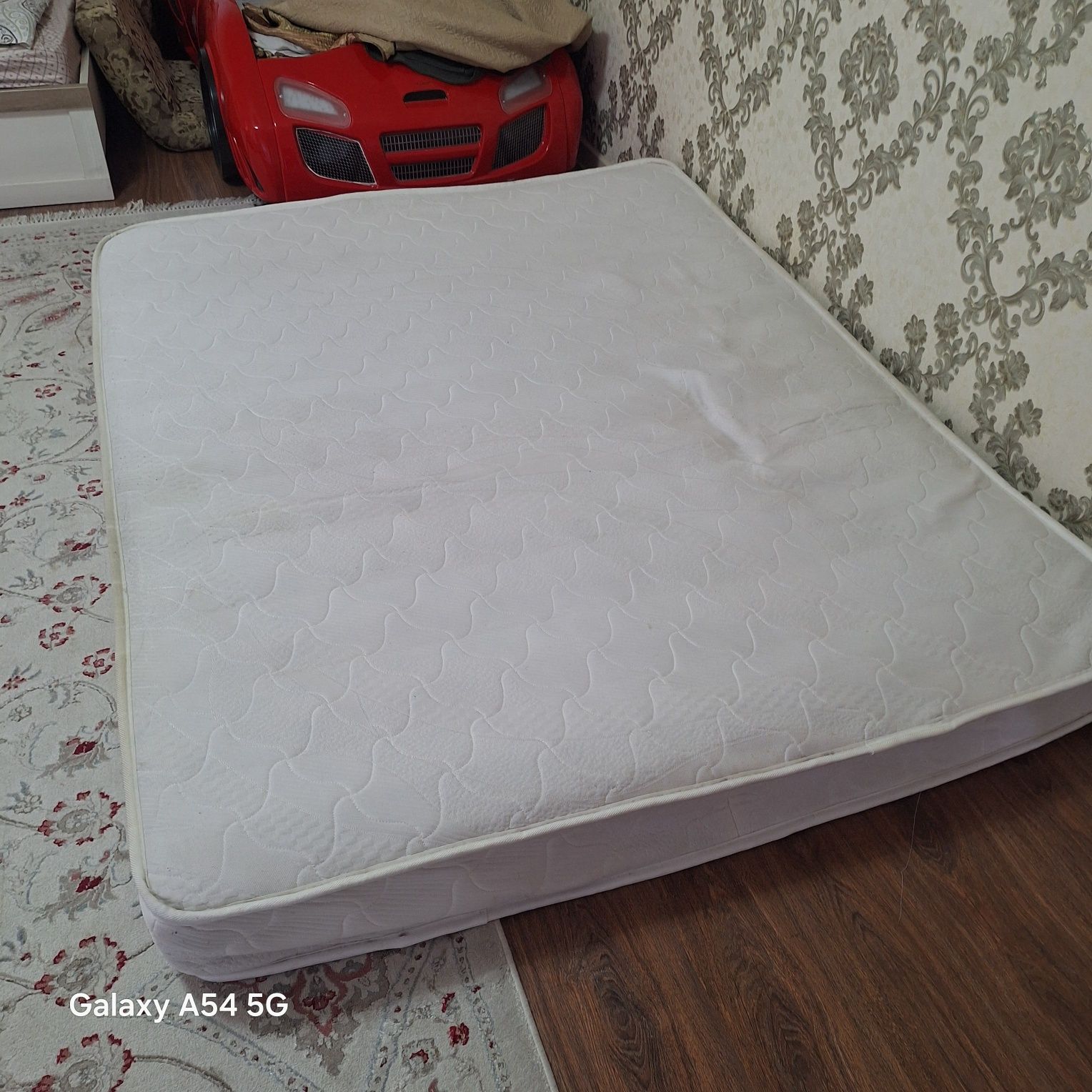Продам Матрац 200см х 160см