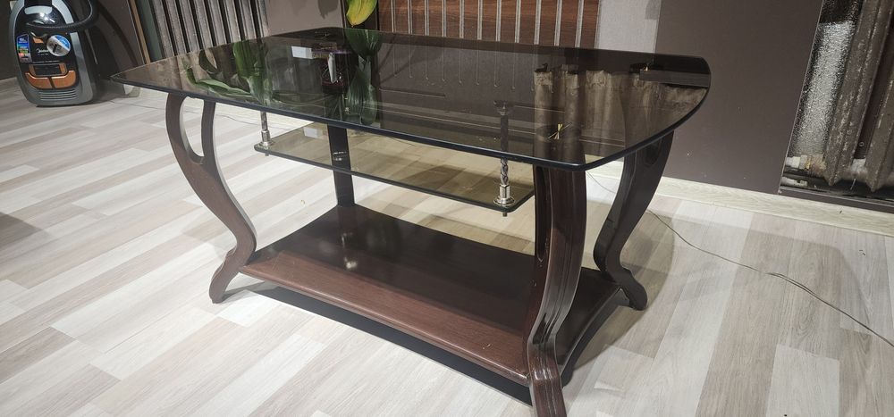 Продаётся Стильный Стеклянный столик.