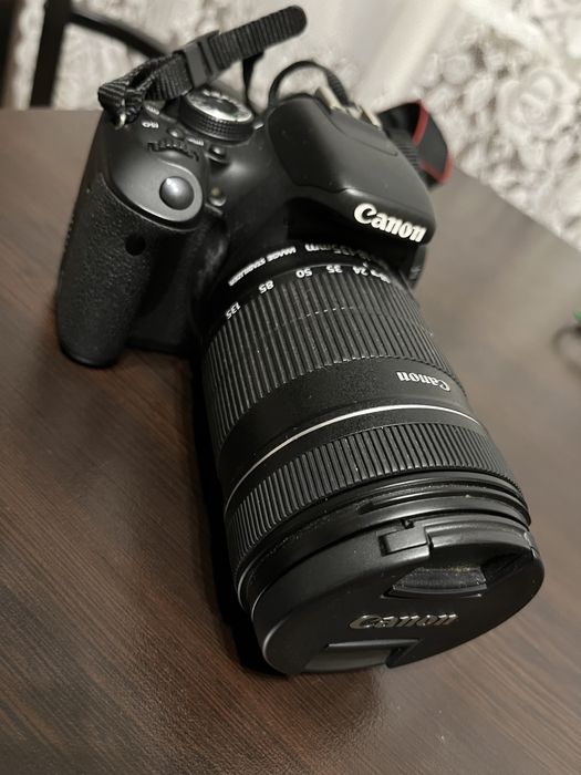 Цифров фотоапарат Canon EOS 600D
