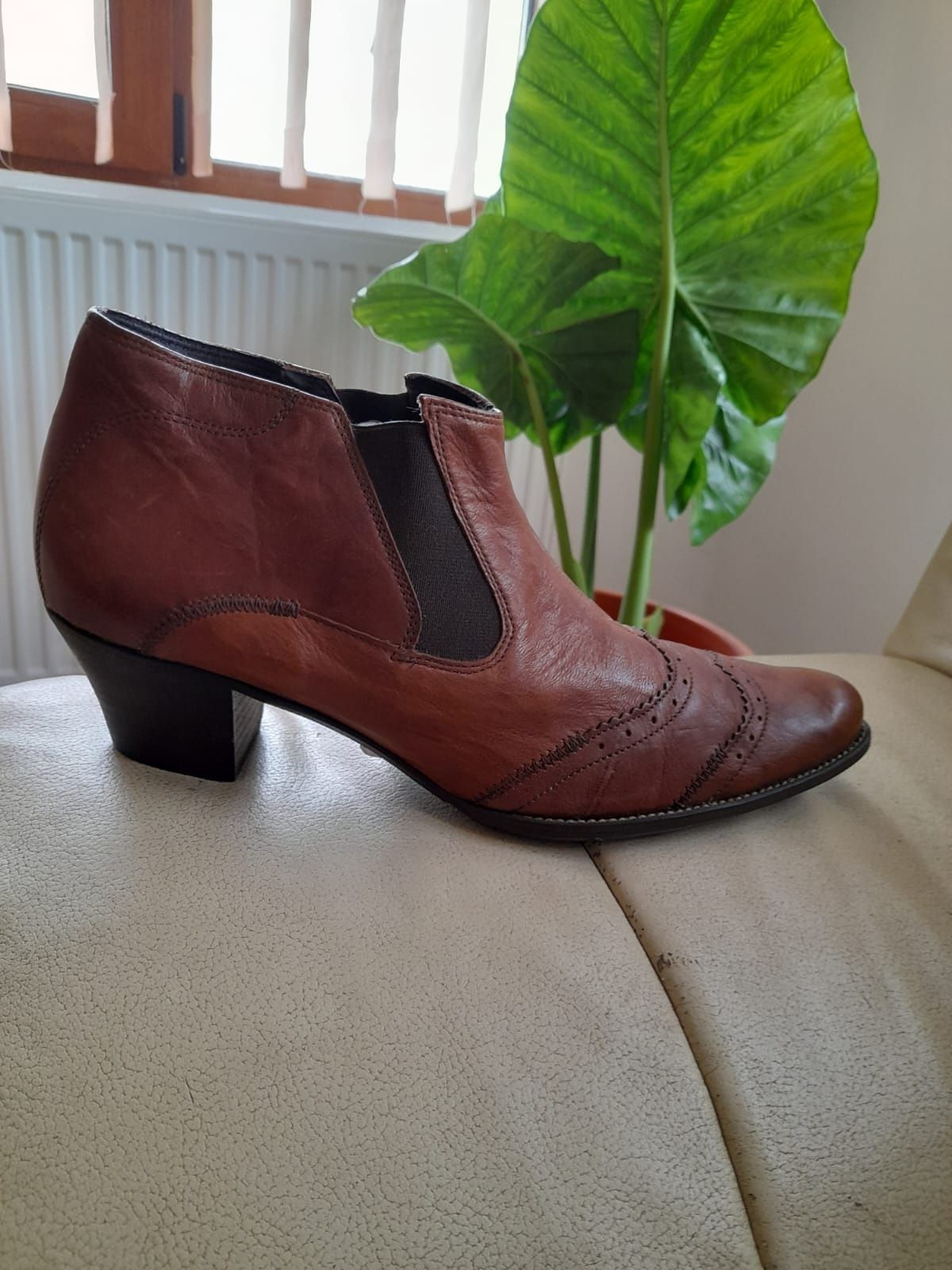 Botine din piele