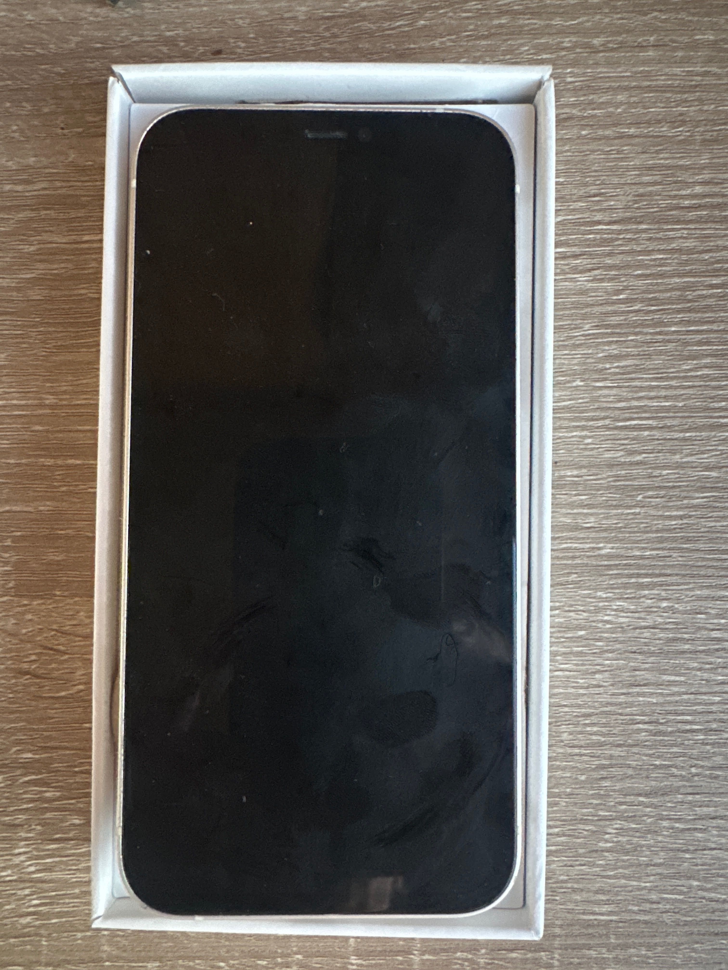 продавам iphone 12