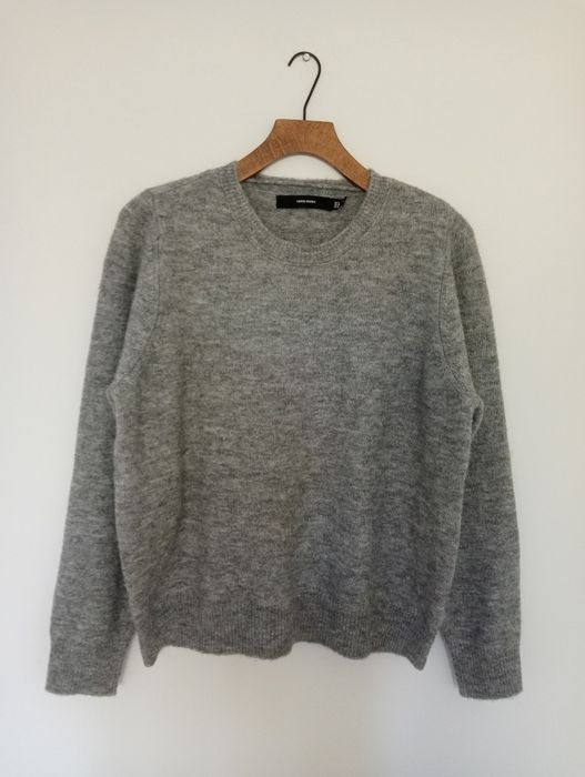 Сив вълнен пуловер
