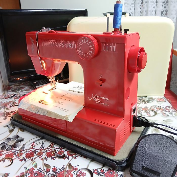 Masina de cusut PRIVILEG NOVA SUPER- NUTZSTICH cu butoniera automata