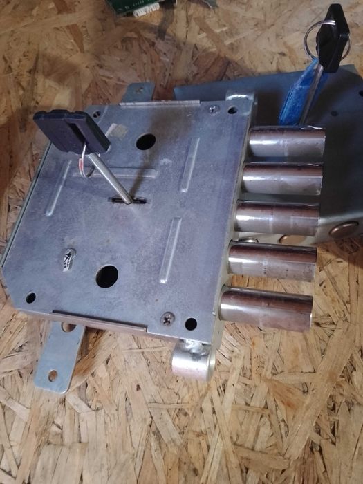 Замки для дверей,  большие и маленькие, б/у