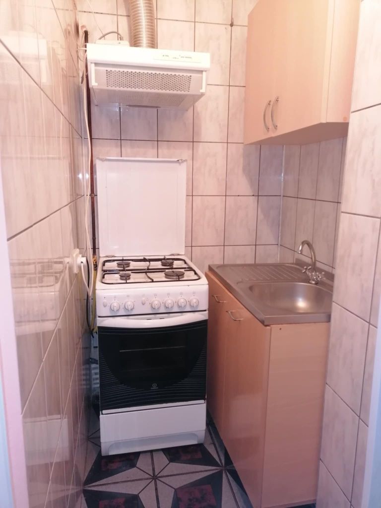 Închiriez garsoniera pe termen lung.