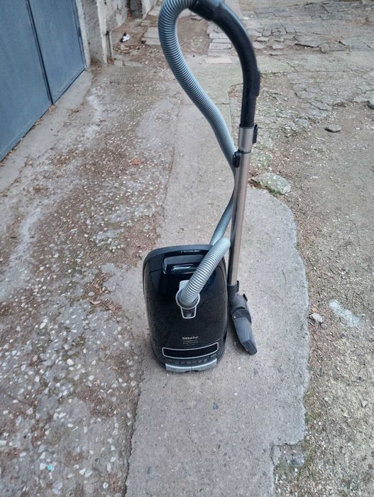 Прахосмукачка робот Miele  CX1 и Miele C3