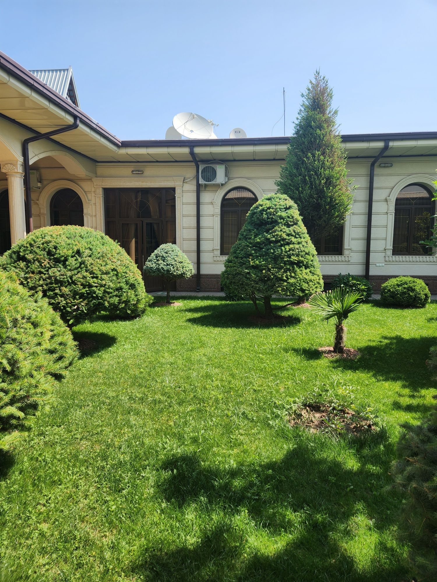 Продаётся дом истирохат 7 7 сотих 8 ком 4 санузел балшой кухня  6 ком